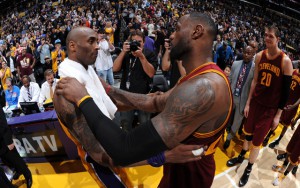 Kobe Bryant und LeBron James umarmen sich nach ihrem letzten Aufeinandertreffen in der NBA.