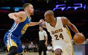 Kobe Bryant von den Los Angeles Lakers dribbelt gegen Steph Curry von den Golden State Warriors.