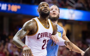 LeBron James von den Cleveland Cavaliers kämpft im Spiel gegen die Denver Nuggets um einen Rebound.