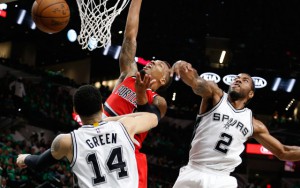 Kawhi Leonard von den San Antonio Spurs blockt den Korbleger von Damian Lillard (Portland Trail Blazers).