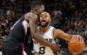 Patty Mills von den San Antonio Spurs dribbelt gegen Jeff Green von den Los Angeles Clippers zum Korb.