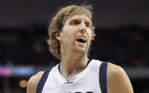 Dirk Nowitzki von den Dallas Mavericks gibt in einem NBA-Spiel lautstark Anweisungen.