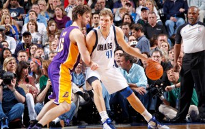 Dirk Nowitzki von den Dallas Mavericks versucht, gegen Lakers-Star Pau Gasol zum Korb zu kommen.