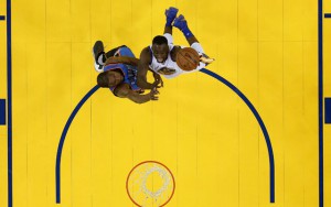 Kevin Durant von den Oklahoma City Thunder und Draymond Green von den Golden State Warriors kämpfen um den Ball.