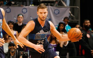Chandler Parsons von den Dallas Mavericks dribbelt mit dem Ball in Richtung Korb.