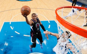 Chris Paul von den Los Angeles Clippers kommt im Spiel gegen die Dallas Mavericks zu einem Korbleger.