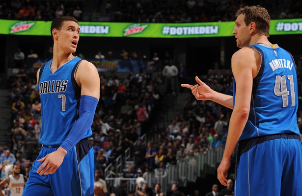 Dwight Powell und Dirk Nowitzki von den Dallas Mavericks sprechen sich in einer Spielpause ab.