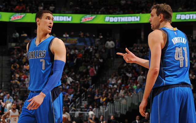 Dwight Powell und Dirk Nowitzki von den Dallas Mavericks sprechen sich in einer Spielpause ab.