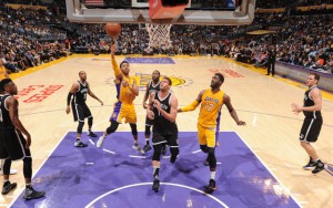 D'Angelo Russell, Spielmacher der Los Angeles Lakers, punktet im Spiel gegen die Brooklyn Nets mit einem Korbleger.