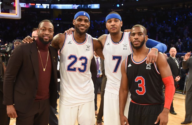 Dwyane Wade, LeBron James, Carmelo Anthony und Chris Paul posieren gemeinsam für ein Foto auf dem Basketball-Court.