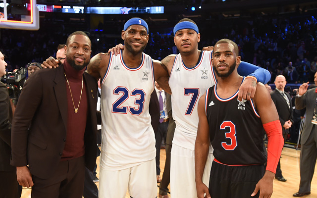 Dwyane Wade, LeBron James, Carmelo Anthony und Chris Paul posieren gemeinsam für ein Foto auf dem Basketball-Court.