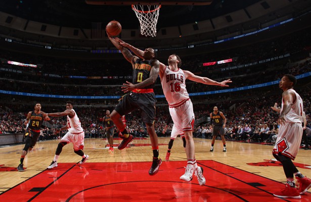 Jeff Teague von den Atlanta Hawks kommt gegen Pau Gasol von den Chicago Bulls zum Korbleger.