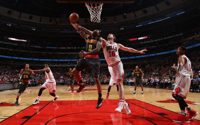 Jeff Teague von den Atlanta Hawks kommt gegen Pau Gasol von den Chicago Bulls zum Korbleger.