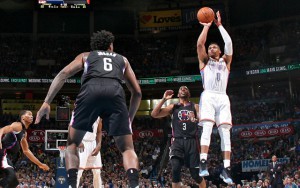 Russell Westbrook von den Oklahoma City Thunder setzt in der Partie gegen die Los Angeles Clippers zum Sprungwurf an.