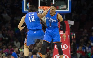 Russell Westbrook und Steven Adams von den Oklahoma City Thunder feiern einen Sieg.