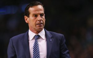Kenny Atkinson, Assistant Coach der Atlanta Hawks, in einer Auszeit.