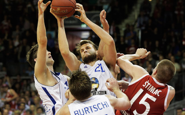 Danilo Barthel von den Fraport Skyliners holt sich im Spiel mit dem FC Bayern München einen Rebound.