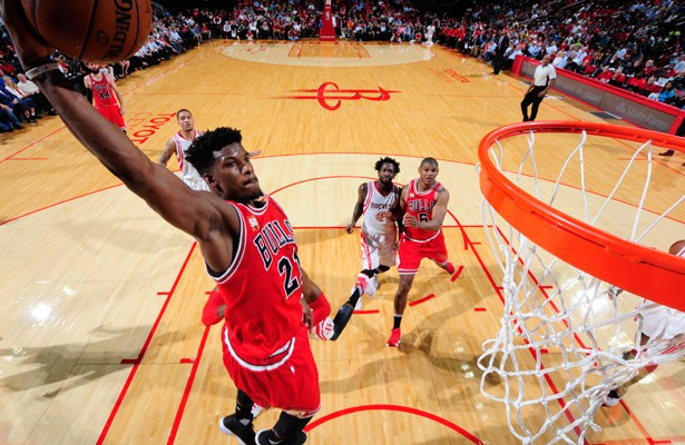 Jimmy Butler von den Chicago Bulls trifft im Spiel gegen die Houston Rockets per Dunking.