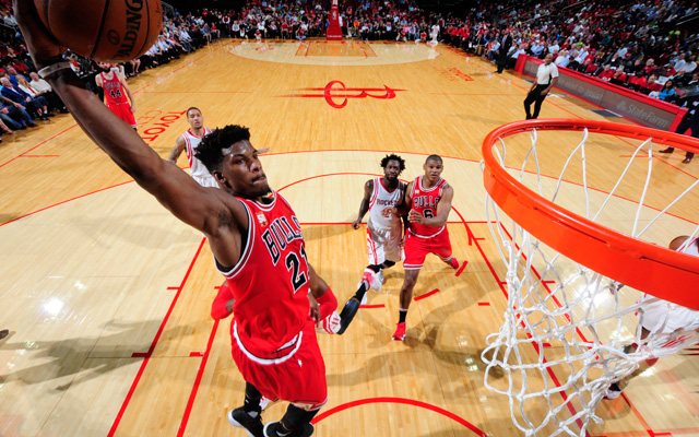 Jimmy Butler von den Chicago Bulls trifft im Spiel gegen die Houston Rockets per Dunking.