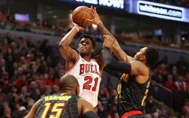 Jimmy Butler von den Chicago Bulls kommt gegen zwei Verteidiger der Atlanta Hawks zum Wurf.