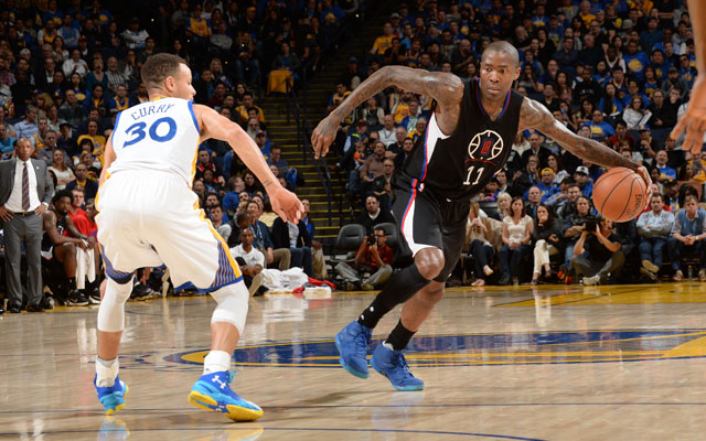 Jamal Crawford von den Los Angeles Clippers zieht mit dem Ball in der Hand an Steph Curry von den Golden State Warriors vorbei.