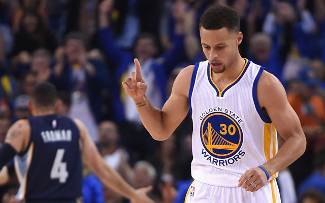 Steph Curry von den Golden State Warriors feiert im Spiel gegen die Memphis Grizzlies einen Korberfolg.