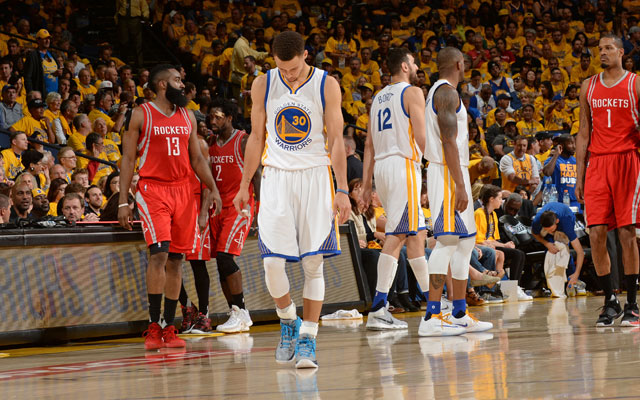 Steph Curry von den Golden State Warriors geht nach seiner Verletzung im Spiel gegen die Houston Rockets enttäuscht vom Court.