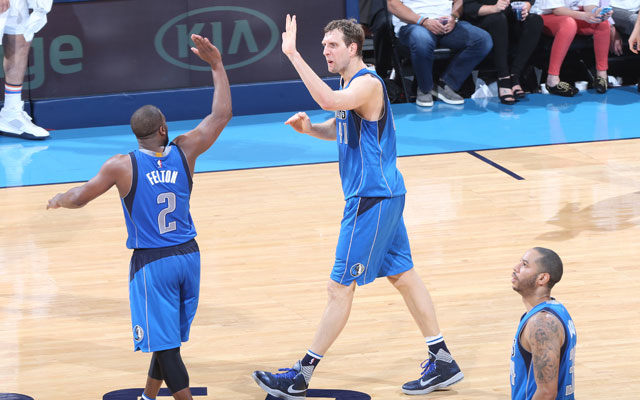Dirk Nowitzki und Raymond Felton von den Dallas Mavericks klatschen im Spiel gegen die Oklahoma City Thunder nach einer erfolgreichen Aktion ab.