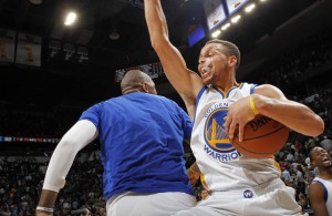 Stephen Curry bejubelt with teammates after defeating the San Antonio Spurs on April 10, 2016 at the AT&T Center in San Antonio, Texas. NOTE TO USER: User expressly acknowledges and agrees that, by downloading and or using this photograph, user is consenting to the terms and conditions of the Getty Images License Agreement. Mandatory Copyright Notice: Copyright 2016 NBAE (Photos by Chris Covatta/NBAE via Getty Images)