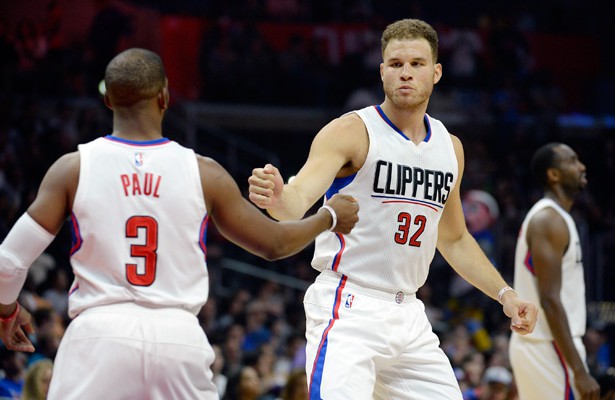 Blake Griffin von den Los Angeles Clippers klatscht mit seinem Teamkollegen Chris Paul ab.