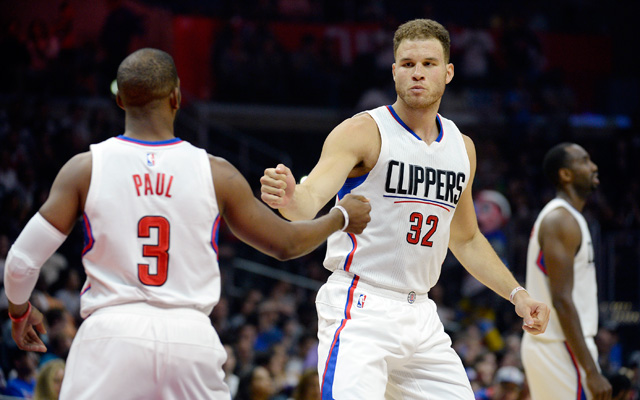 Blake Griffin von den Los Angeles Clippers klatscht mit seinem Teamkollegen Chris Paul ab.