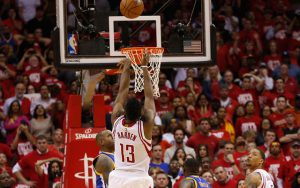 James Harden von den Houston Rockets trifft im NBA-Spiel gegen die Golden State Warriors kurz vor dem Ende den entscheidenden Wurf.