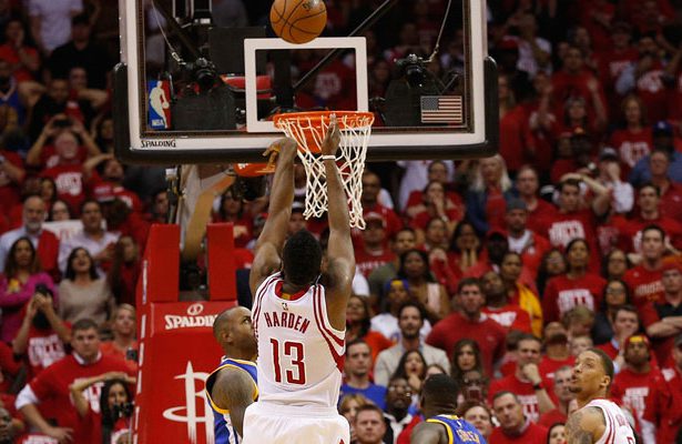James Harden von den Houston Rockets trifft im NBA-Spiel gegen die Golden State Warriors kurz vor dem Ende den entscheidenden Wurf.