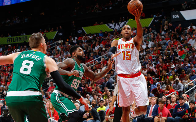 Al Horford von den Atlanta Hawks kommt im NBA-Spiel gegen die Boston Celtics zu einem Korbleger.
