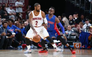 Kyrie Irving von den Cleveland Cavaliers im direkten Duell mit Reggie Jackson von den Detroit Pistons.