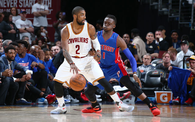 Kyrie Irving von den Cleveland Cavaliers im direkten Duell mit Reggie Jackson von den Detroit Pistons.
