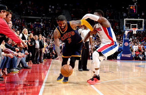 Kyrie Irving von den Cleveland Cavaliers zieht an seinem Gegenspieler Reggie Jackson von den Detroit Pistons vorbei.