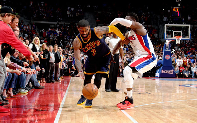 Kyrie Irving von den Cleveland Cavaliers zieht an seinem Gegenspieler Reggie Jackson von den Detroit Pistons vorbei.