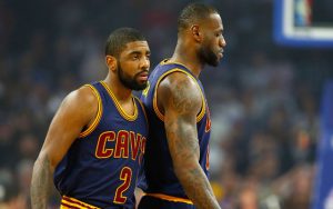 Kyrie Irving und LeBron James von den Cleveland Cavaliers besprechen sich in einer Auszeit eines NBA-Spiels.