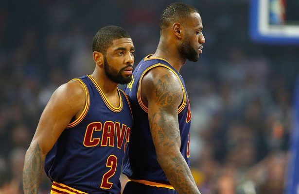 Kyrie Irving und LeBron James von den Cleveland Cavaliers besprechen sich in einer Auszeit eines NBA-Spiels.