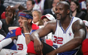 Allen Iverson und Shaquille O'Neal schauen von der Bank aus das All-Star-Game 2006.