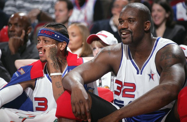 Allen Iverson und Shaquille O'Neal schauen von der Bank aus das All-Star-Game 2006.