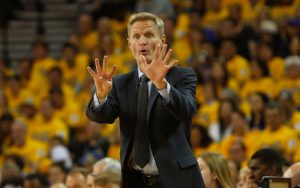 Steve Kerr, der Coach der Golden State Warriors, gibt seinem Team während eines NBA-Spiels Anweisungen.