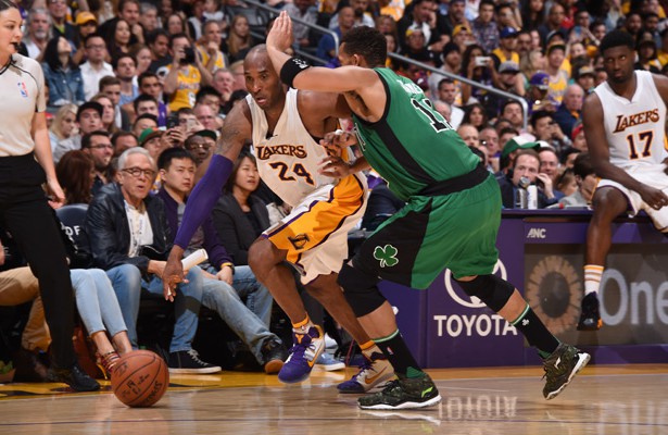 Kobe Bryant von den Los Angeles Lakers zieht im Dribbling an Evan Turner von den Boston Celtics vorbei.