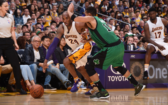 Kobe Bryant von den Los Angeles Lakers zieht im Dribbling an Evan Turner von den Boston Celtics vorbei.
