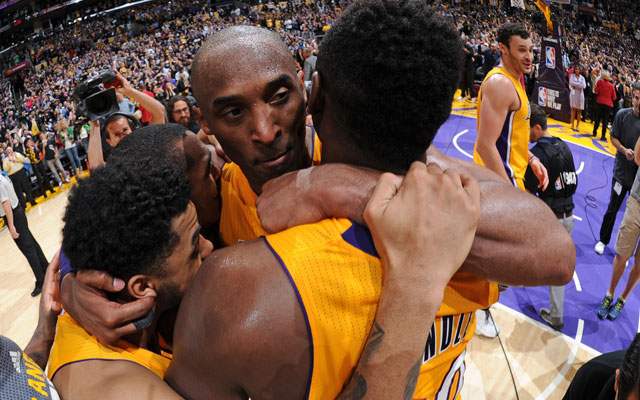 Kobe Bryant von den Los Angeles Lakers nimmt bei seinem Abschied seine Teamkollegen D'Angelo Russell und Julius Randle in den Arm.