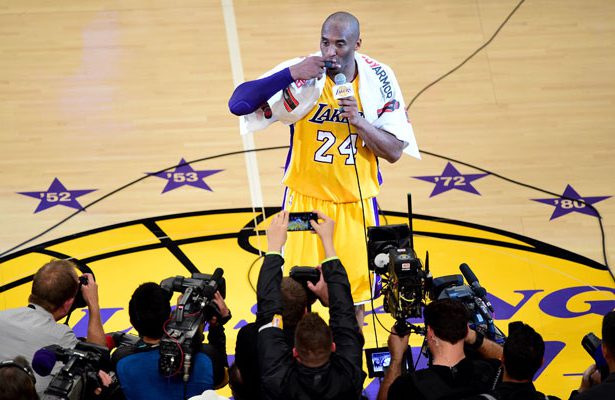 Kobe Bryant von den Los Angeles Lakers verabschiedet sich nach seinem letzten NBA-Spiel von den Fans.