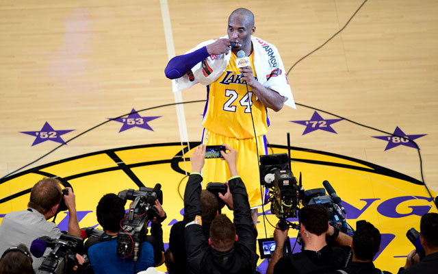 Kobe Bryant von den Los Angeles Lakers verabschiedet sich nach seinem letzten NBA-Spiel von den Fans.
