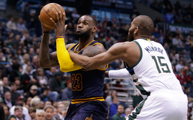 LeBron James von den Cleveland Cavaliers zieht im Duell mit Greg Monroe von den Milwaukee Bucks zum Korb.