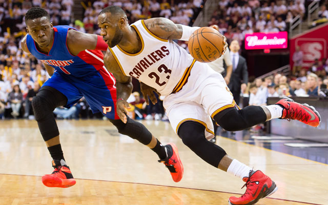 LeBron James von den Cleveland Cavaliers dribbelt an Reggie Jackson von den Detroit Pistons vorbei.